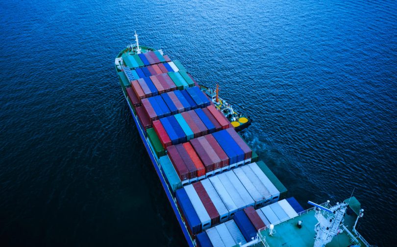 vista-de-angulo-alto-de-un-contenedor-de-carga-en-el-mar